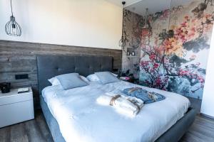 um quarto com uma cama grande com duas almofadas em Dimensione Armonica - Elegance and comfort among lakes and hills em Comabbio