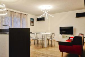 Una televisión o centro de entretenimiento en Nuovo appartamento vacanze - CIR 0339