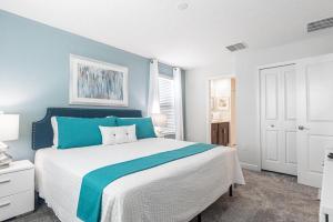 um quarto azul e branco com uma cama grande em 820DSD - The Retreat at ChampionsGate em Davenport