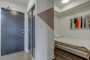 Ένα ή περισσότερα κρεβάτια σε δωμάτιο στο The Benetton Suite - Square One 1 BR + Den + 1 Parking +4 φωτογραφίες