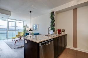 Η κουζίνα ή μικρή κουζίνα στο The Benetton Suite - Square One 1 BR + Den + 1 Parking