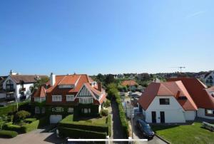 een luchtzicht op een woonwijk met huizen bij Luxe appartement Arte, 50m van het Zoute strand in Knokke-Heist