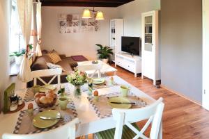 a kitchen and living room with a table and chairs at Ferienhaus Kaiserhof in Markkleeberg