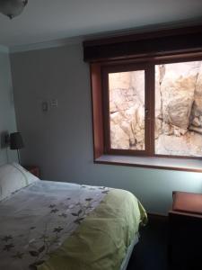 Schlafzimmer mit einem Bett und einem Fenster in der Unterkunft El Colorado Habitamar in El Colorado