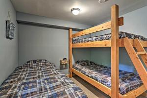 Un pat sau paturi într-o cameră la Pocono Lake House Near Skiing and Kalahari Resort! +29 fotografii