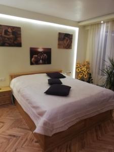 A bed or beds in a room at Апартамент в най-хубавия квартал на Варна