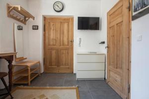Televízia a/alebo spoločenská miestnosť v ubytovaní Apartament przy Katedrze