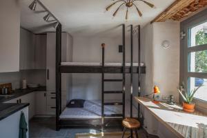 - une cuisine avec 2 lits superposés dans une chambre dans l'établissement Apartament przy Katedrze, à Lublin