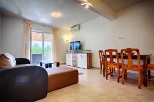 TV a/nebo společenská místnost v ubytování Apartments Dalia