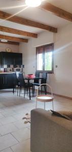 a room with chairs and a table and a kitchen at Chez Fanny - Les Tuileries - Gîte 1-4 pers. avec jardin privatif - proche Cahors in Le Montat