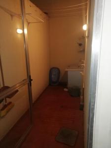 a small bathroom with a toilet and a sink at Apartamento vacacional en Flandes tolima in Flandes