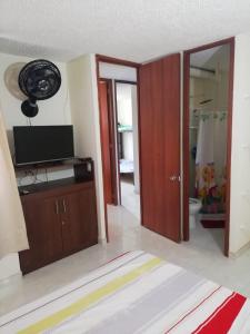 TV a/nebo společenská místnost v ubytování Apartamento vacacional en Flandes tolima + 15 fotografií
