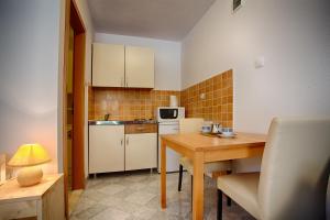 Kuchyň nebo kuchyňský kout v ubytování Apartments Dalia