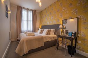 Ein Bett oder Betten in einem Zimmer der Unterkunft Notting Hill Hotel by CAPITAL
