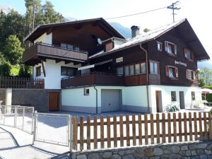 dom z płotem przed nim w obiekcie Haus Tannegg w mieście Pettneu am Arlberg