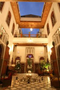 ein großes Gebäude mit einer Lobby mit Kerzen darin in der Unterkunft Riad - Dar Al Andalous in Fès