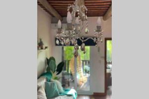 una lámpara de araña colgada del techo de una sala de estar en Almarena, tu casa en Punta del Este, en Manantiales