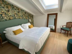 Un dormitorio con una gran cama blanca y una ventana en Grata Hospes Sorrento - Boutique House - Rooftop Deck - BBQ en Sorrento