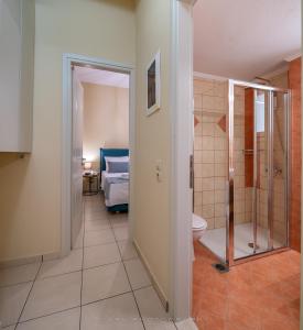 bagno con doccia e servizi igienici in camera. di Ελαιών apartments/Eleon apartments a Korissía
