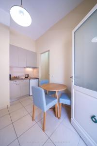 uma cozinha com mesa e cadeiras num quarto em Ελαιών apartments/Eleon apartments em Korissia