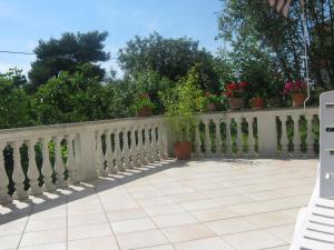 Una cerca blanca con macetas. en Apartments Grzunov, en Zadar