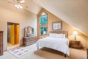 Postel nebo postele na pokoji v ubytování Lakeview Chalet + 26 fotografií