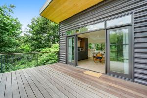 eine Außenterrasse mit Glasschiebetüren an einem Haus in der Unterkunft The Treehouse in Seattle