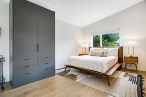 - une chambre avec un grand lit et une fenêtre dans l'établissement The Treehouse, à Seattle