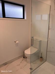 A bathroom at Lincoln Road Townhouse