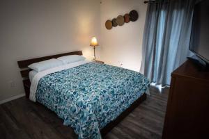 une chambre avec un lit avec une couette bleue dans l'établissement Spacious Home, Close to Attractions, Sleeps 4, à Orlando