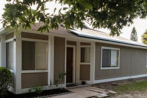 une maison avec une terrasse couverte à l'avant et une porte dans l'établissement Spacious Home, Close to Attractions, Sleeps 4, à Orlando