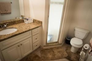 une salle de bains avec toilettes et lavabo dans l'établissement Spacious Home, Close to Attractions, Sleeps 4, à Orlando