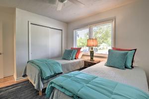 Säng eller sängar i ett rum på Oak Island Cottage Minutes to Long Beach!