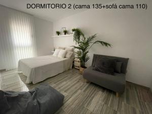 a bedroom with a bed and a couch at Vistas al mar, en el club náutico de Sant Carles de la Rápita, 3 dormitorios in Sant Carles de la Ràpita +35 photos