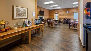 a restaurant with wooden floors and tables and chairs at Best Western Dodgeville Inn & Suites in Dodgeville