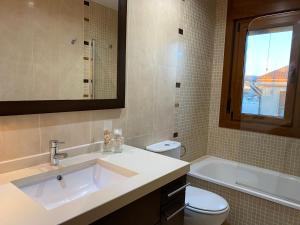 桑克森克索的住宿－Mar y Sol，浴室配有盥洗盆、卫生间和浴缸。