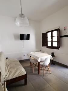 Habitación con mesa, sillas y cama en Casa Kolla en Salta