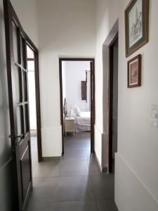 un pasillo con una puerta abierta a un dormitorio en Casa Kolla en Salta