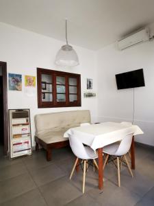 ein Wohnzimmer mit einem Tisch und einem Sofa in der Unterkunft Casa Kolla in Salta