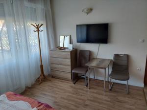TV a/nebo společenská místnost v ubytování Cserke Napfény Apartman