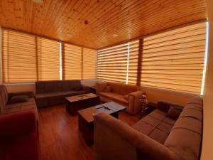 sala de estar con sofá y mesa en Petra Cabin Inn Hostel&Resturant, en Wadi Musa