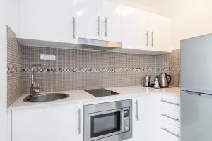 Η κουζίνα ή μικρή κουζίνα στο Byron Central Apartments