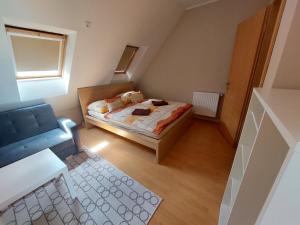 Habitación pequeña con cama y ventana en Semiramis Apartman, en Cserkeszőlő