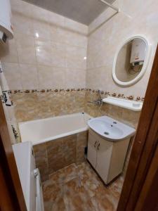 Ένα μπάνιο στο Apartment Sports Palace Просторная квартира рядом Дворец Спорта