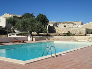 einen Pool in einer Villa mit einem Gebäude in der Unterkunft Agriturismo Serrafiori in Casa Serrafiori