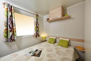 A bed or beds in a room at Camping la Sousta****