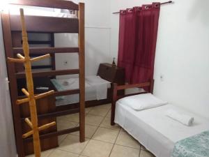 um quarto com 2 beliches e uma cortina vermelha em Bnb Silvia Home no Rio de Janeiro