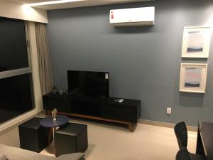  Il comprend un salon doté d'une télévision murale à écran plat. dans l'établissement Apartamento encantador na melhor localização de JP, à João Pessoa