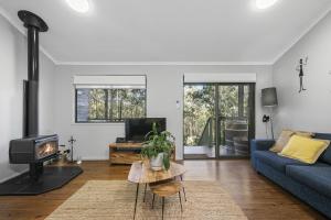 sala de estar con sofá azul y chimenea en Cottages On Mount View, en Mount View