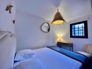 Postel nebo postele na pokoji v ubytování MarinesAppartement, La marina tropézienne 100m plage wifi fibre